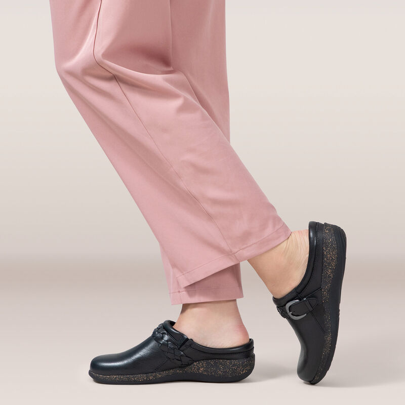 Libby Comfort Clogs Black - Aetrex Middle East